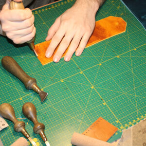 Image of the creation process of a FredFloris leather credit card wallet