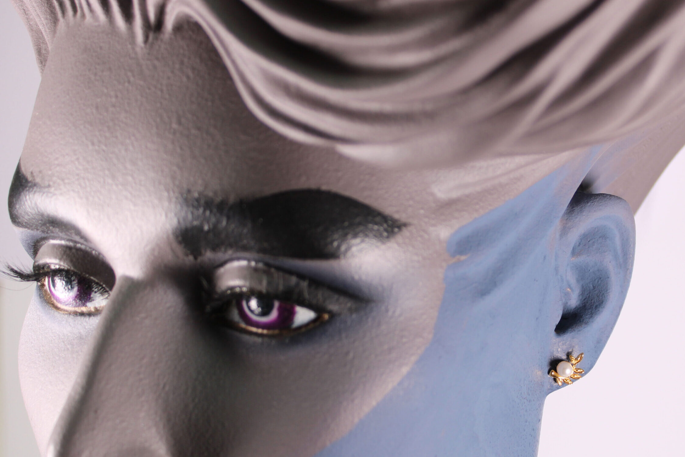 Produktbild zu FredFloris kleine Ohrstecker vergoldetes Silber Perlenohrringe