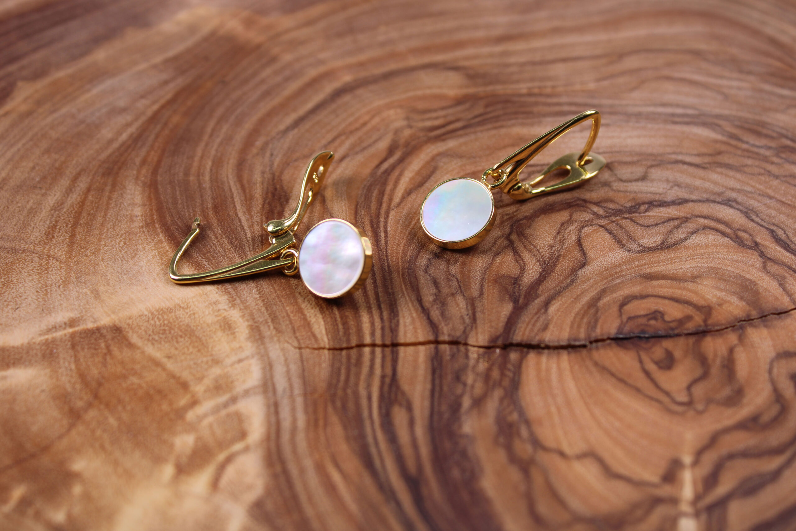 FredFloris/フレッドフローリス ホワイトマザーオブパール ドロップイヤリングの商品画像