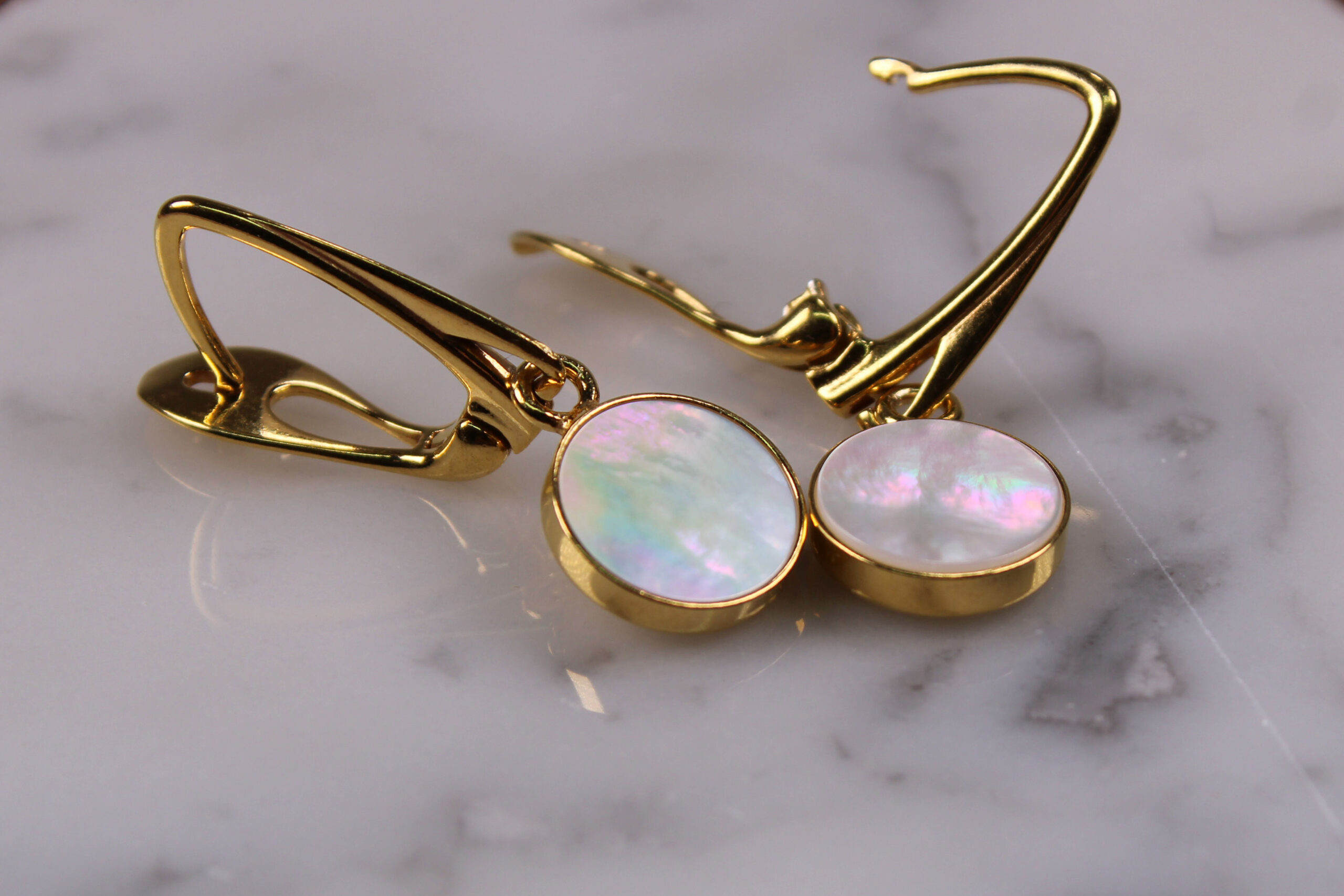 FredFloris/フレッドフローリス ホワイトマザーオブパール ドロップイヤリングの商品画像