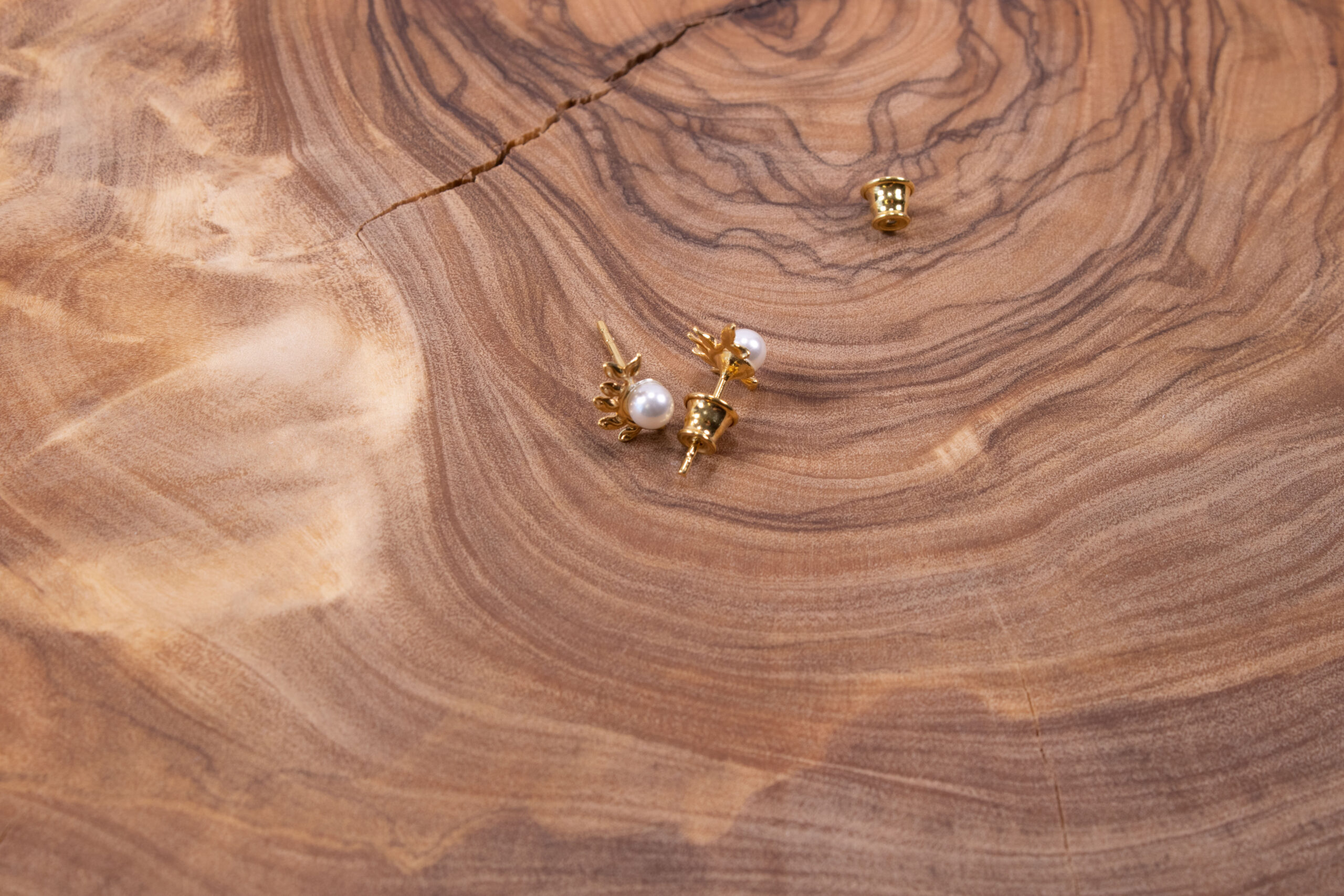 Produktbild zu FredFloris kleine Ohrstecker vergoldetes Silber Perlenohrringe