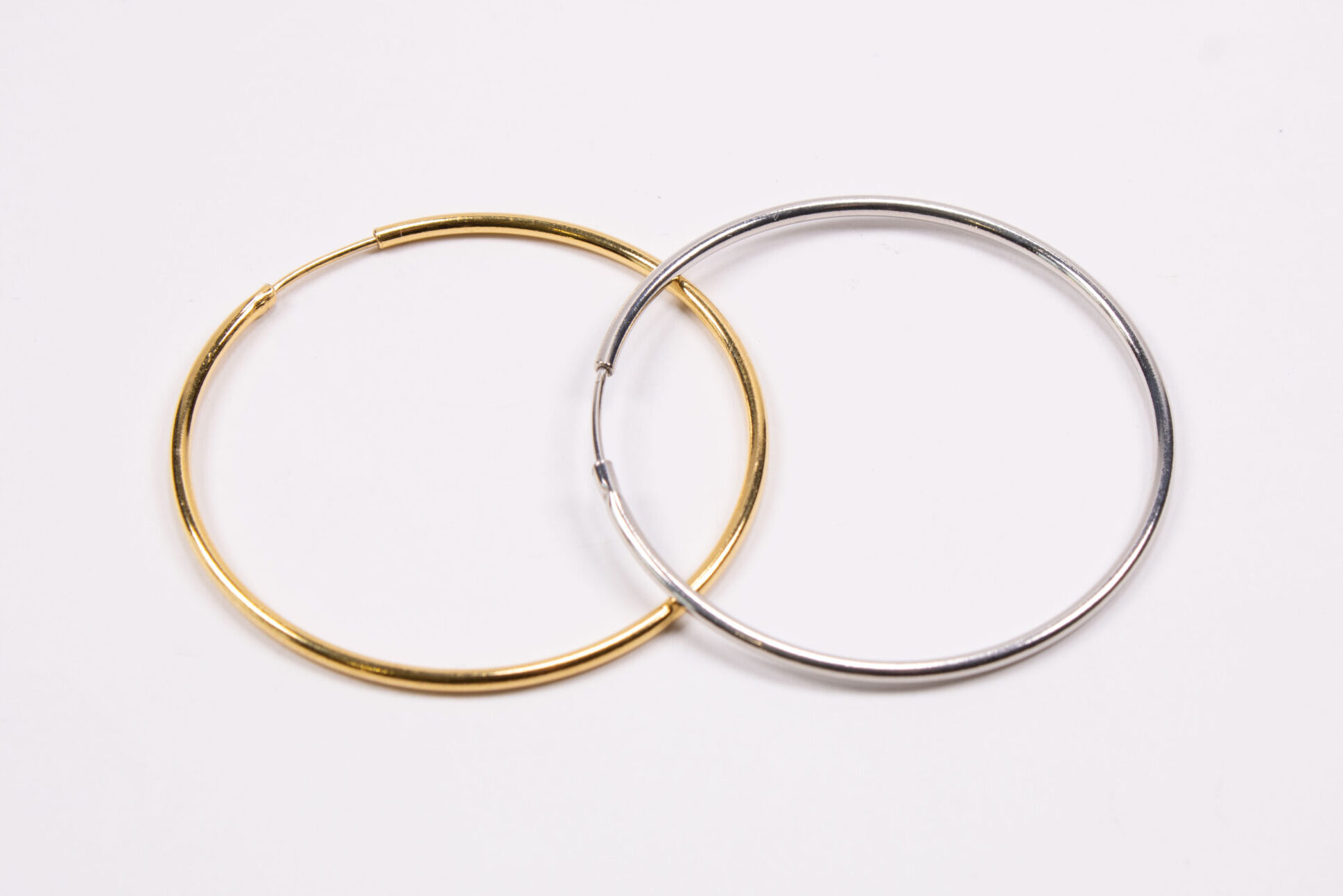 Tuotekuva tuotteesta FredFloris suuret pyöreät kultaiset ja hopeiset korvakorut