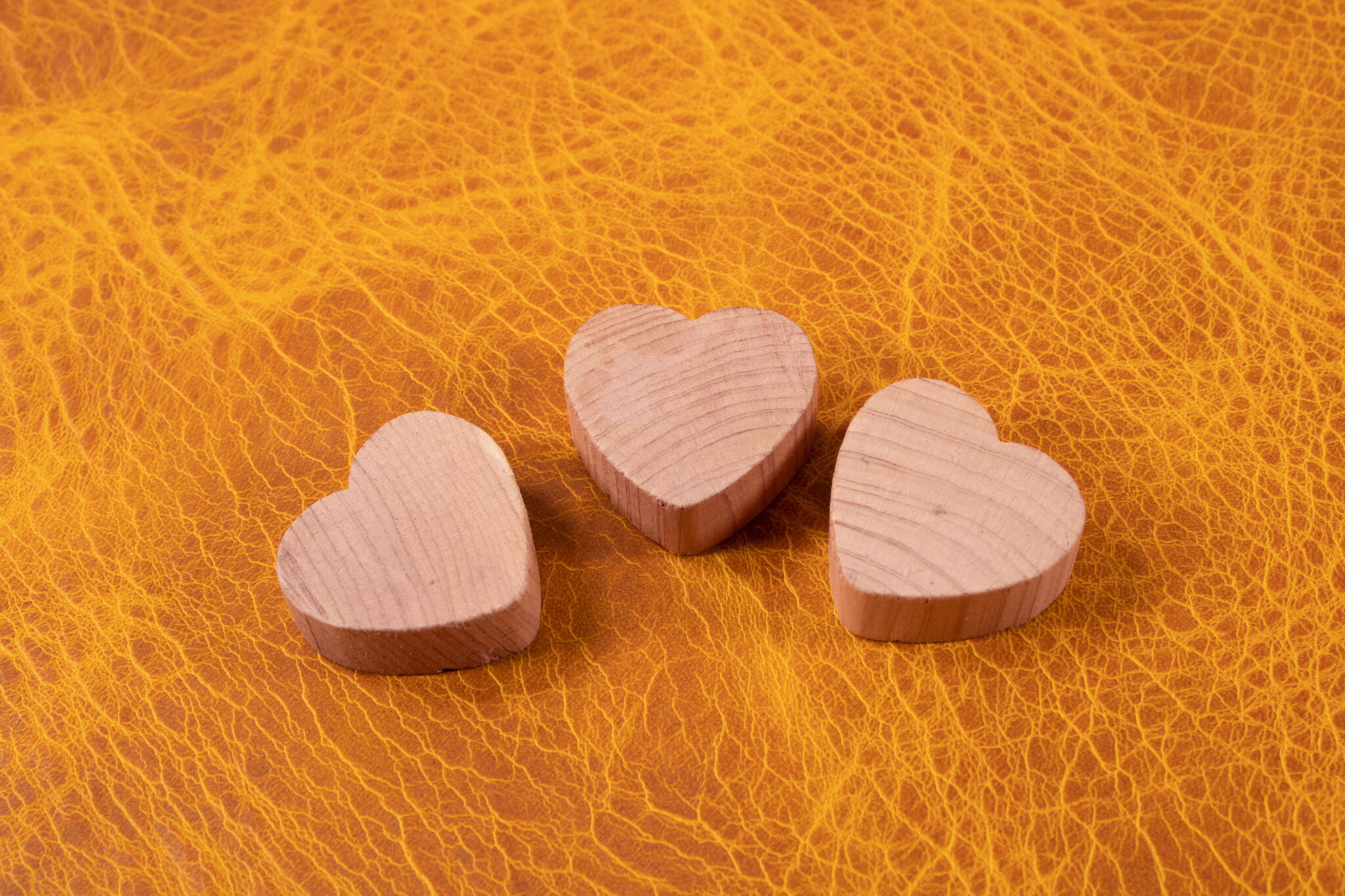 Produktabbildung von FredFloris Red Cedar Hearts, verhindert Kleidermotten, Bettwanzen, Silberfischchen und Insekten