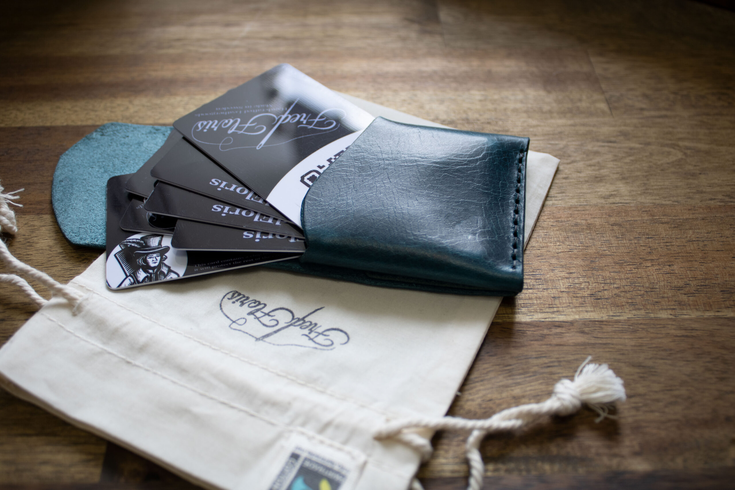 Tuotekuva tuotteesta FredFloris Compact Mukautettava nahkainen korttilompakko lompakko