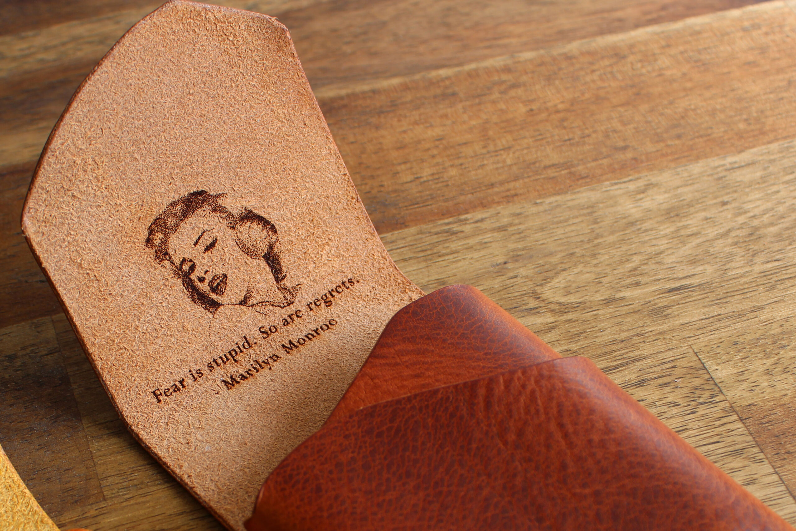 Produktbilde av FredFloris slitesterk personlig minimalistisk lommebok i skinn