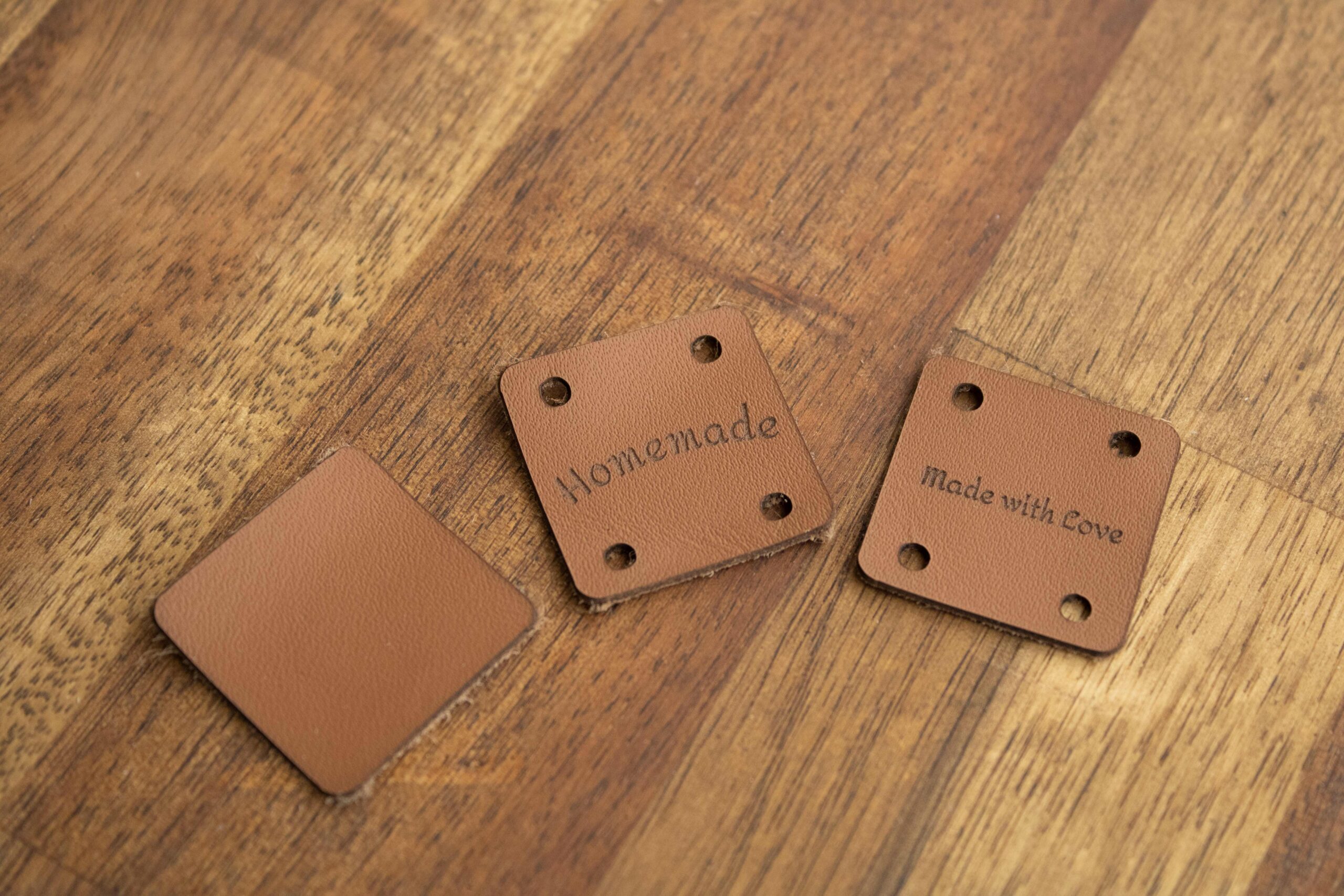 Produktbild av FredFloris Custom Personaliserad läder virkade etiketter DIY