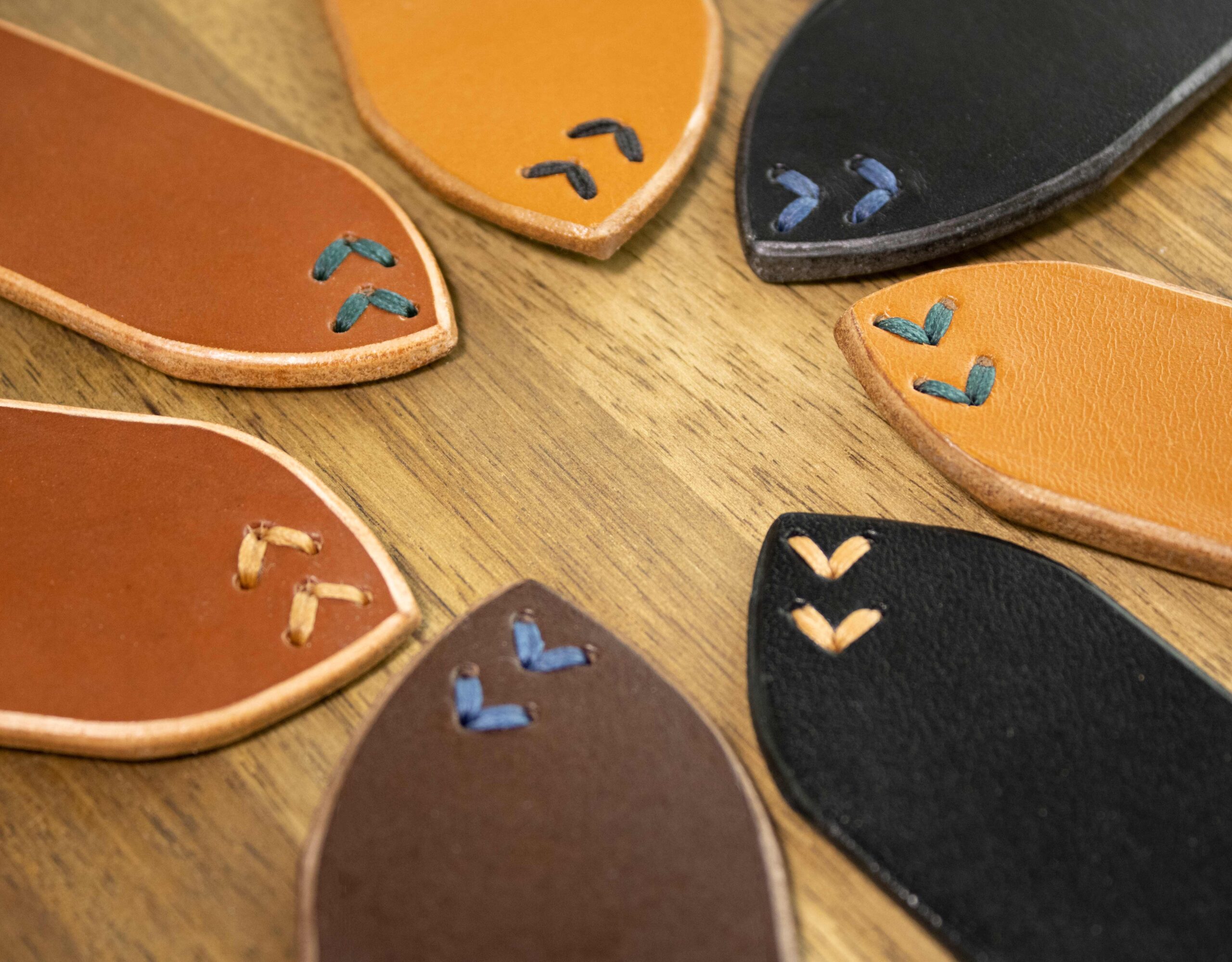 Joitakin saatavilla olevia lankavärin valintoja: Musta, tummanvihreä, kuninkaansininen ja musta.