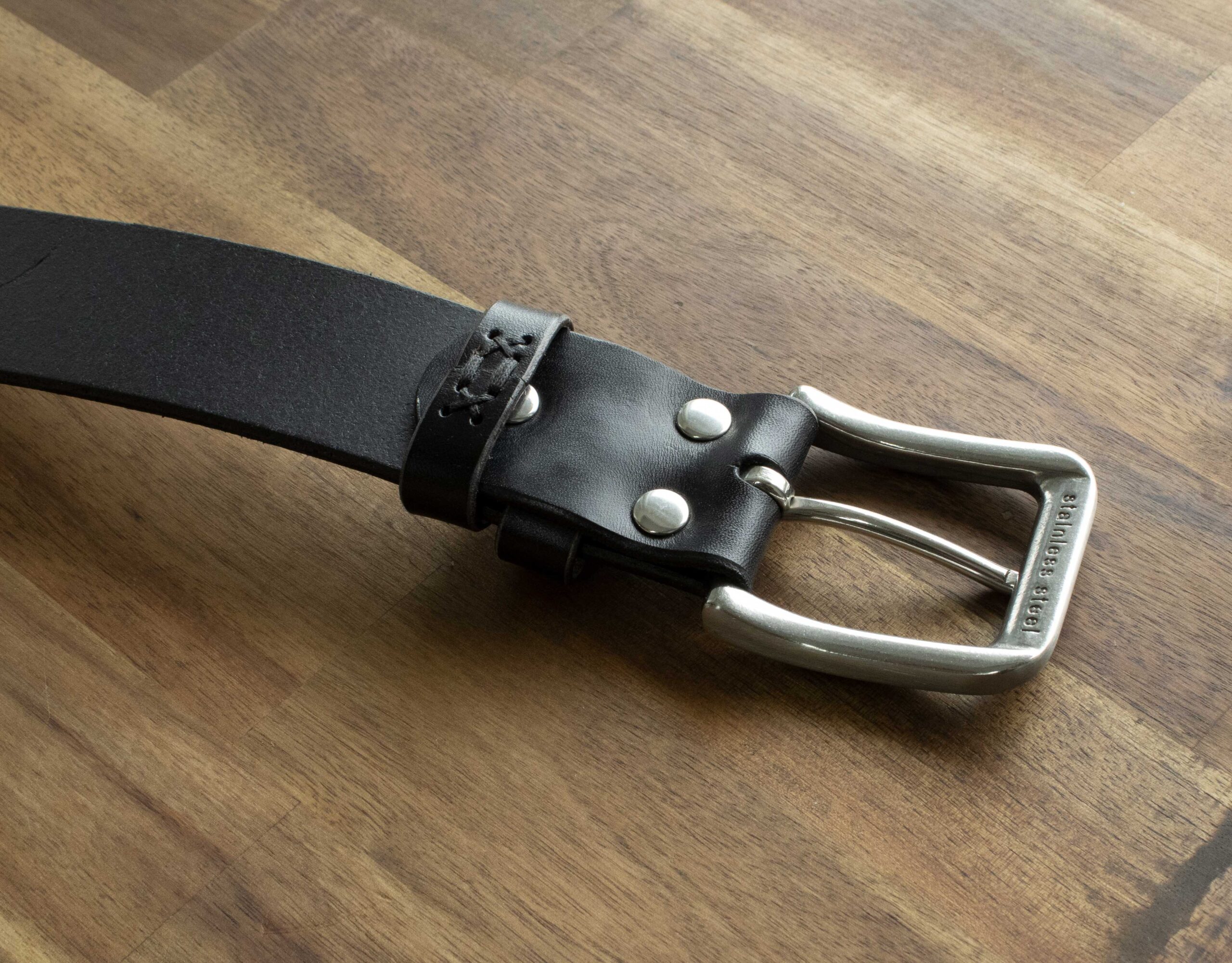 Produktbild zu FredFloris handgefertigter schwarzer Ledergürtel