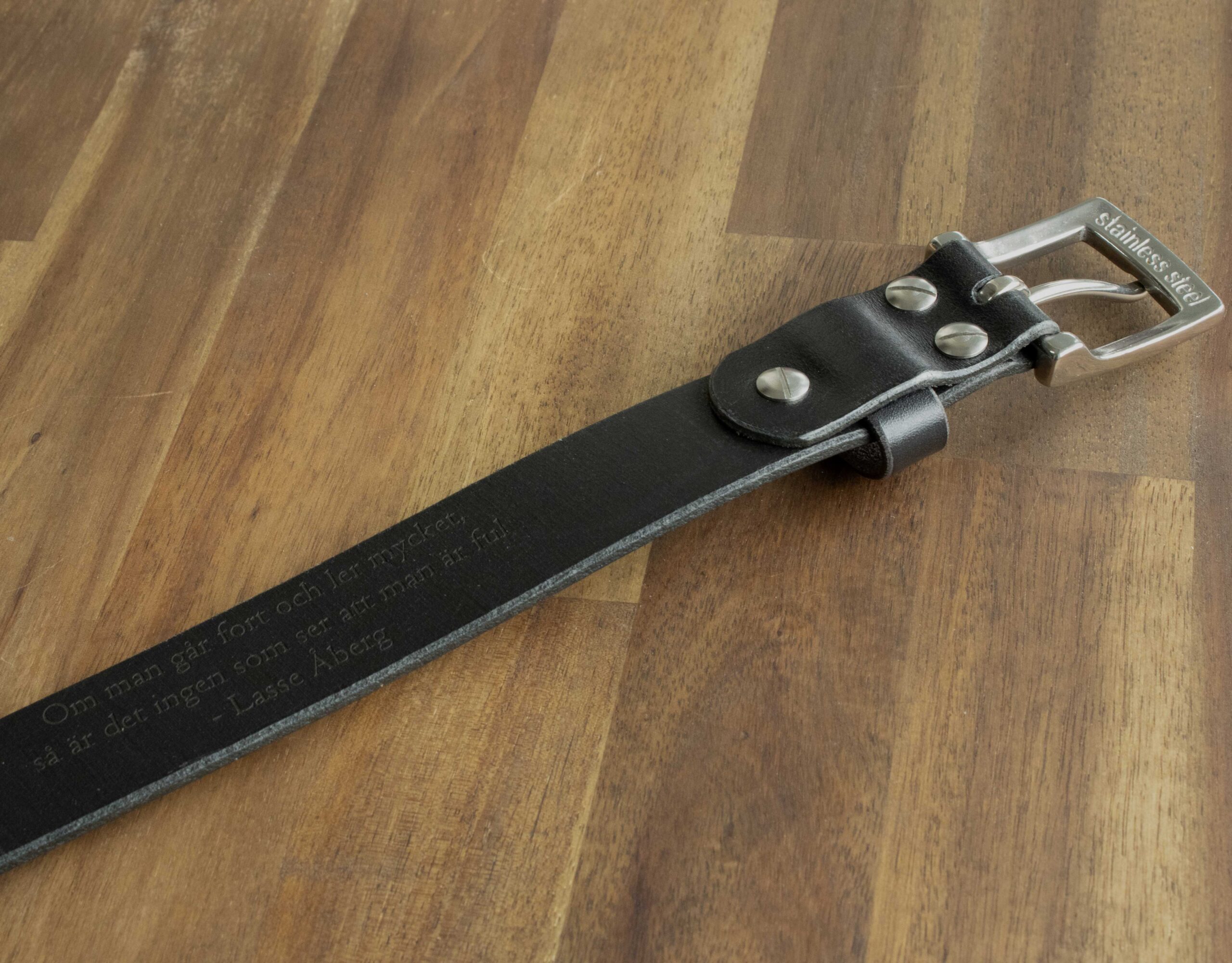 Produktbild zu FredFloris handgefertigter schwarzer Ledergürtel für Herren