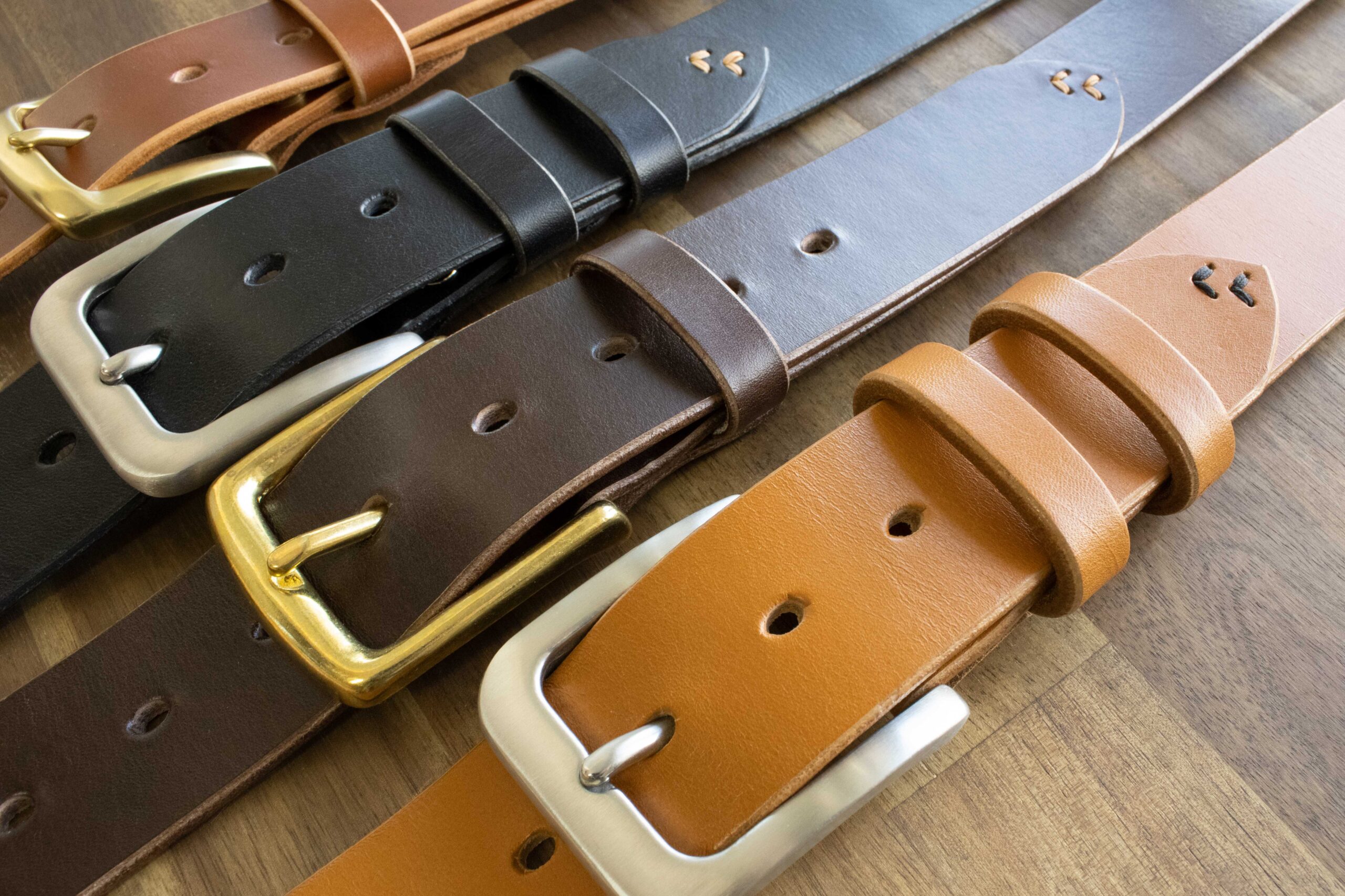 FredFloris käsintehtyjen nahkavöiden tuotekuvaus