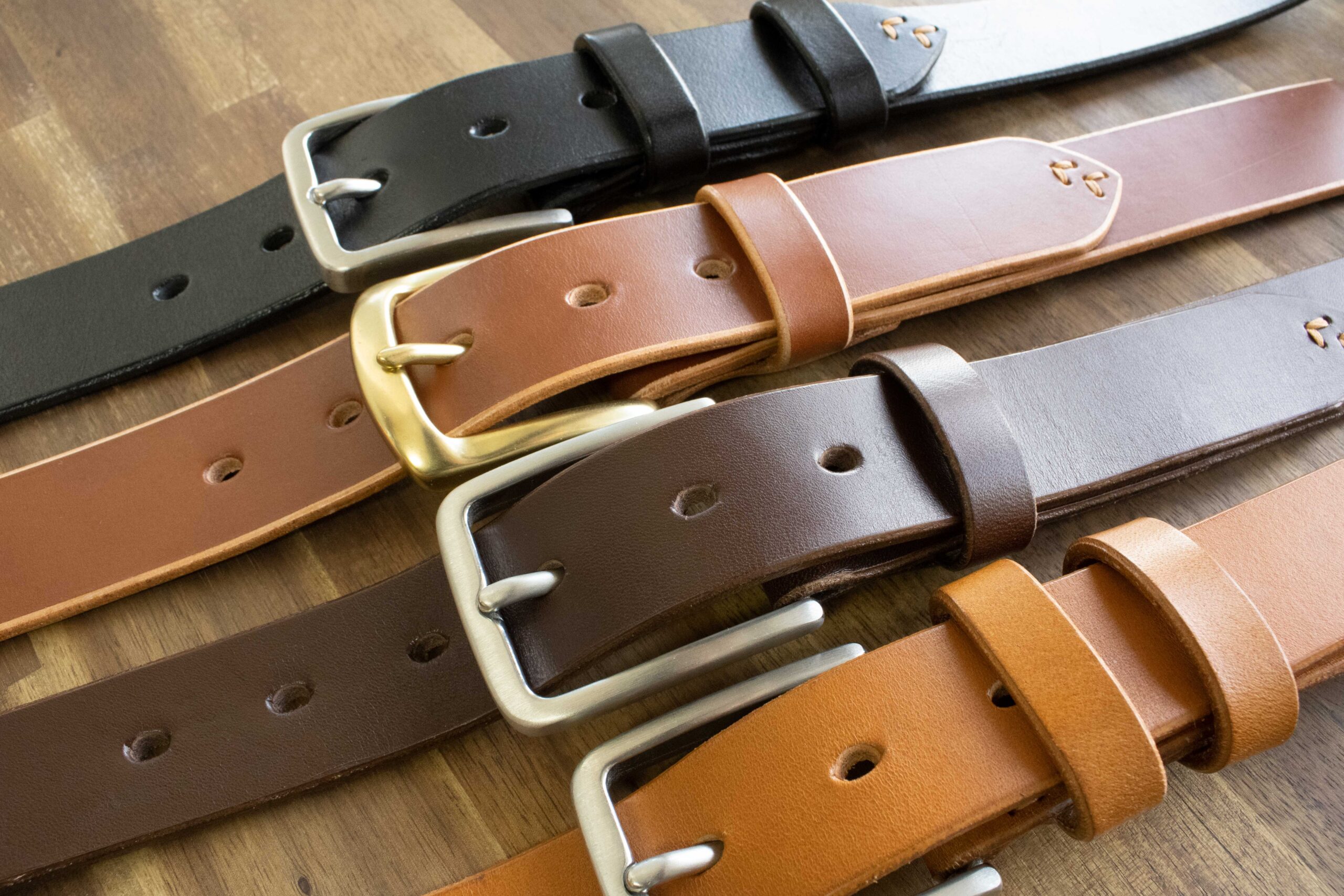 FredFloris käsintehtyjen nahkavöiden tuotekuvaus